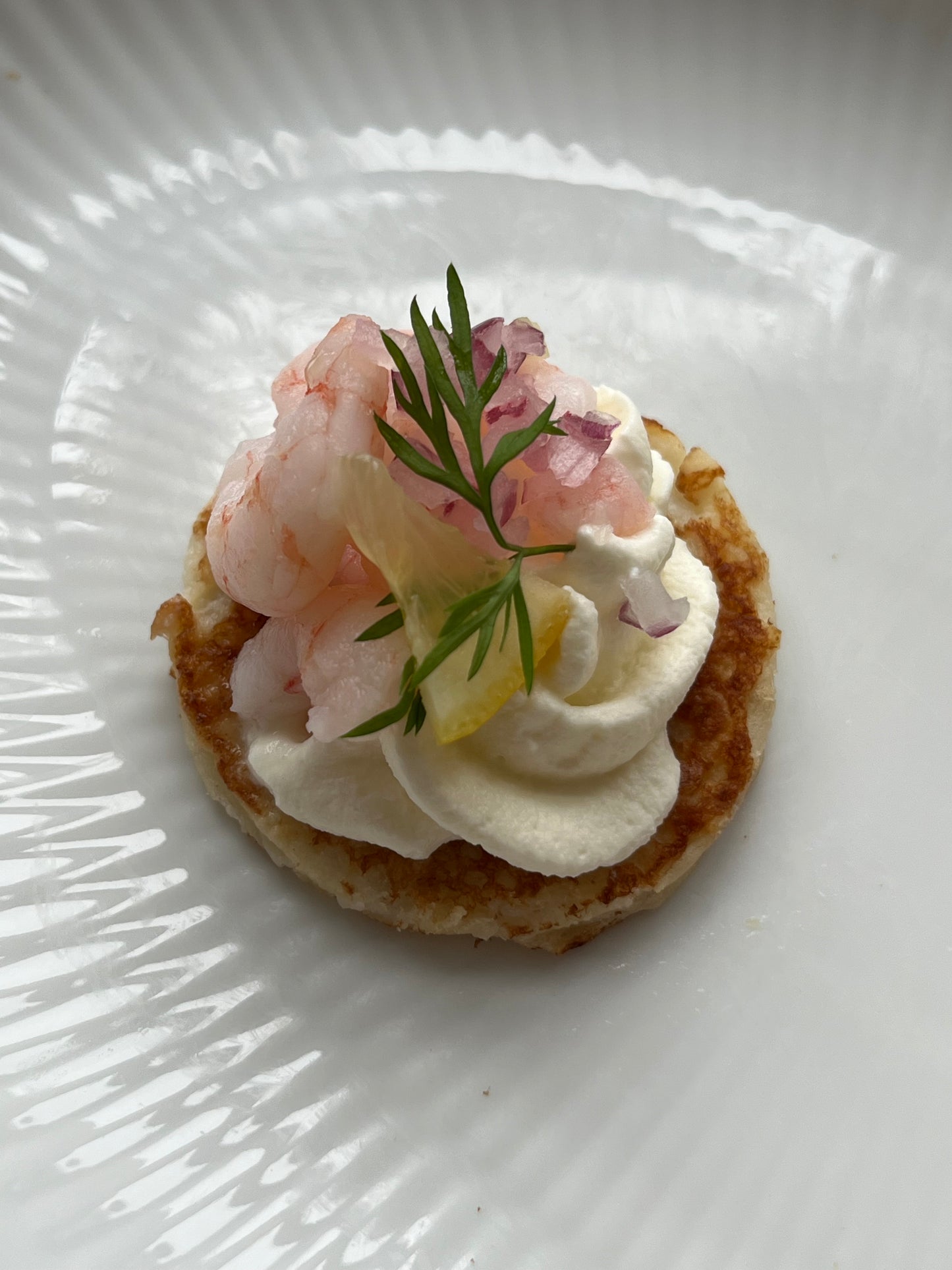 Blinies m. rejer, rødløg og Skum