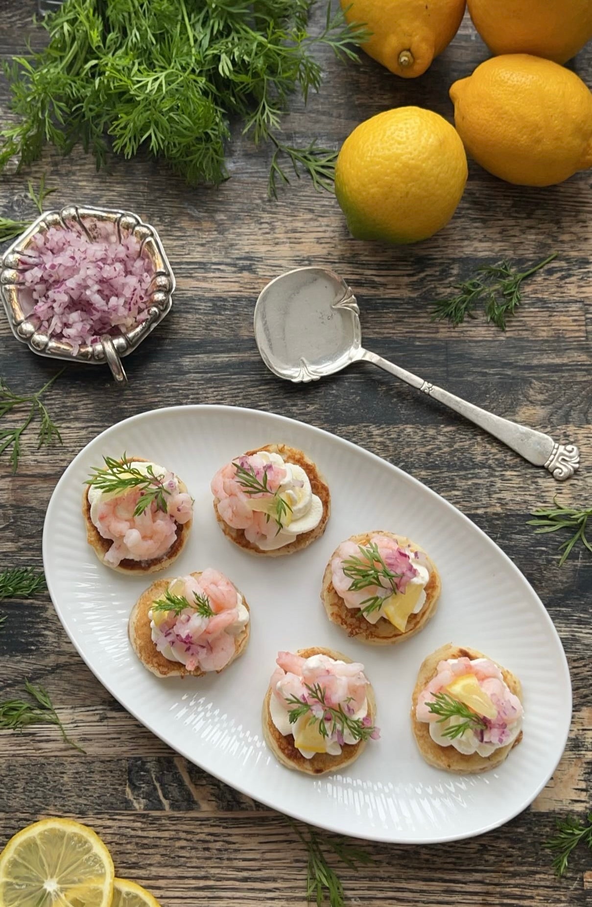 Blinies m. rejer, rødløg og Skum