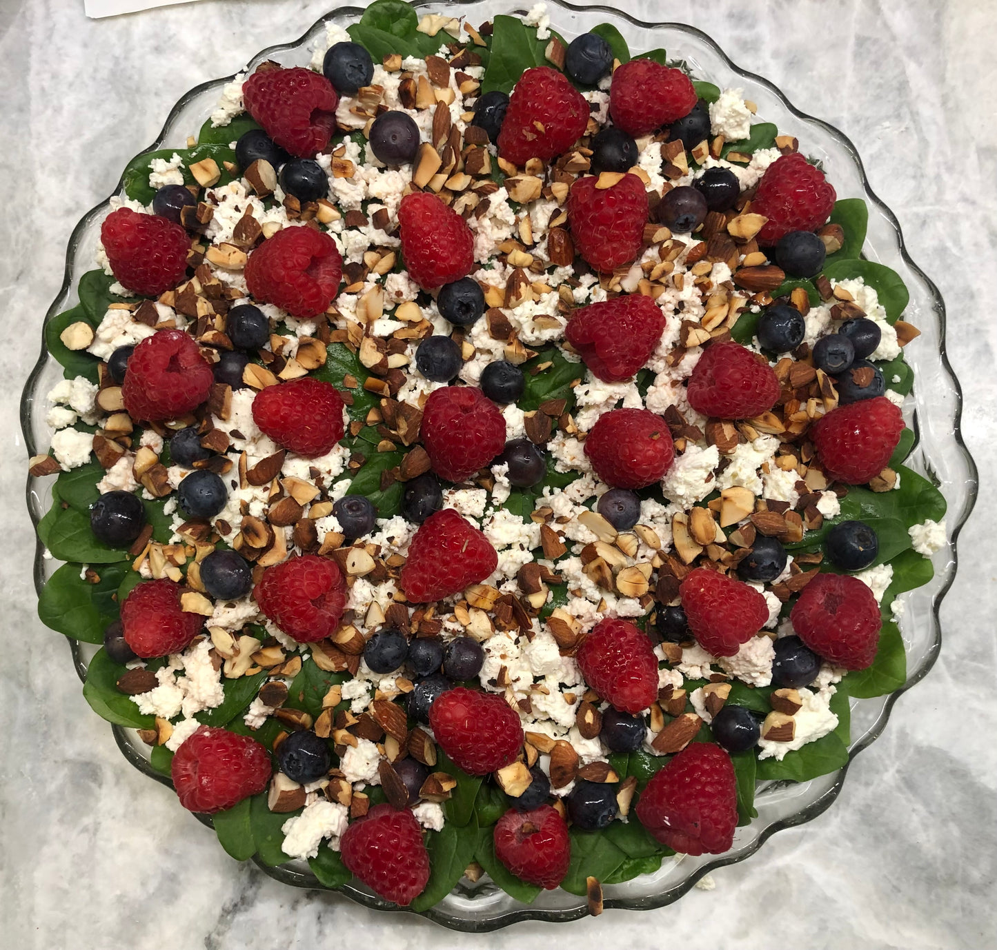 Salat med hindbær, feta og nødder