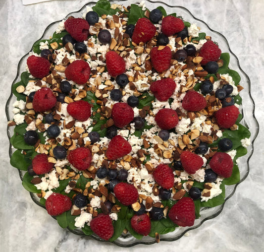 Salat med hindbær, feta og nødder