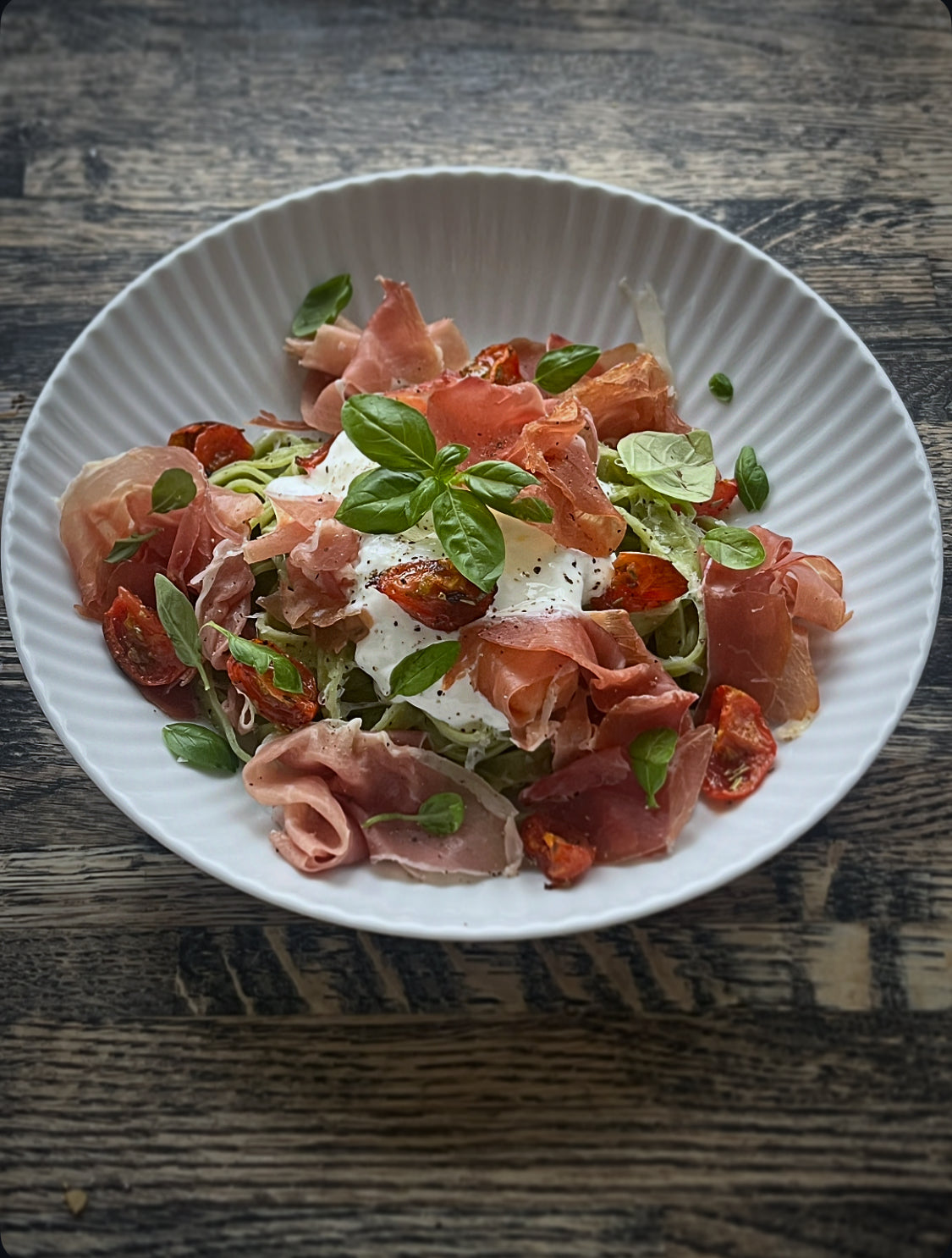 Frisk pasta m. bagte tomater, serranoskinke, trøffel og burrata
