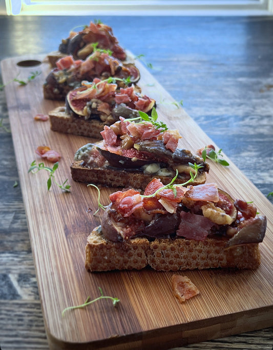 Rustikke bruschettas m. Bagte figner, blåskimmelost og bacon