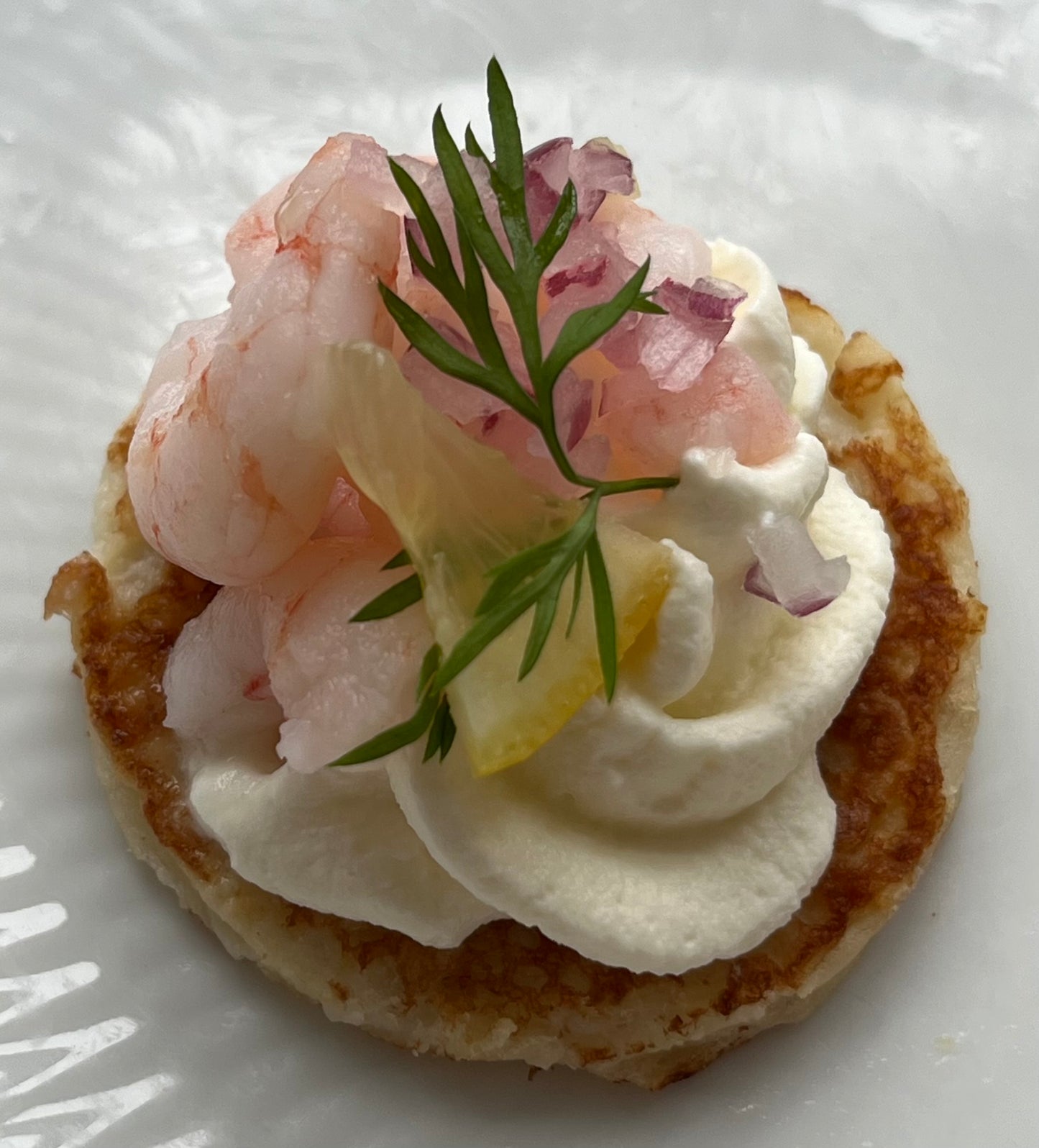 Blinies m. rejer, rødløg og Skum