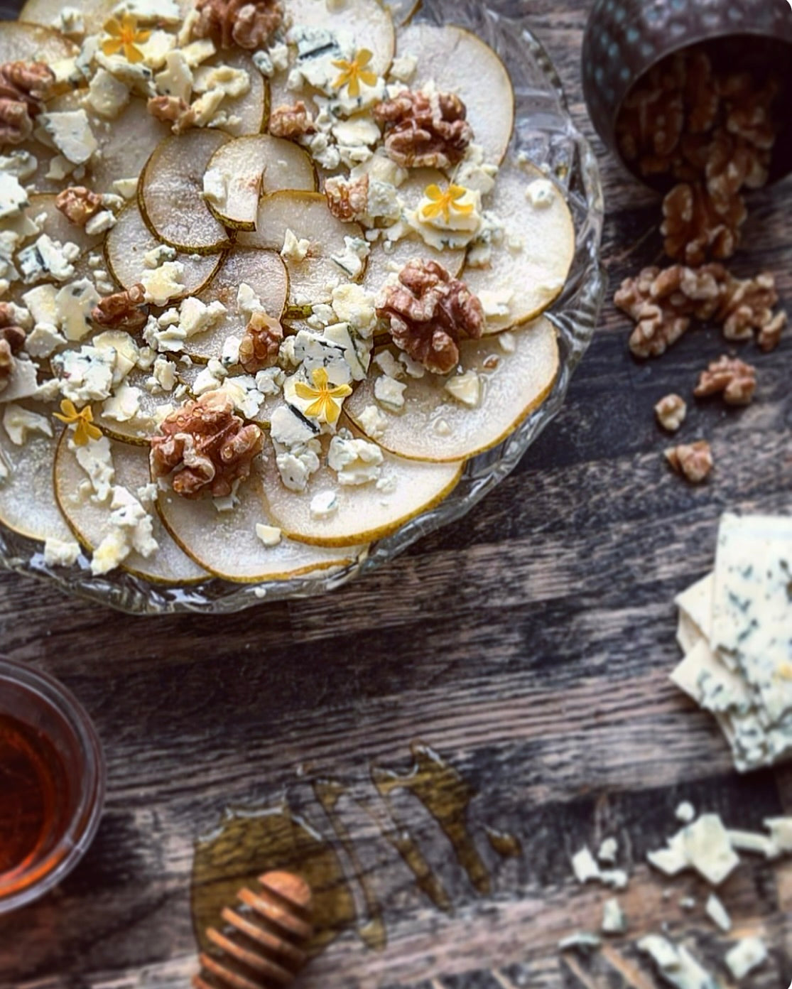 Pære sashimi med blåskimmel ost og valnødder