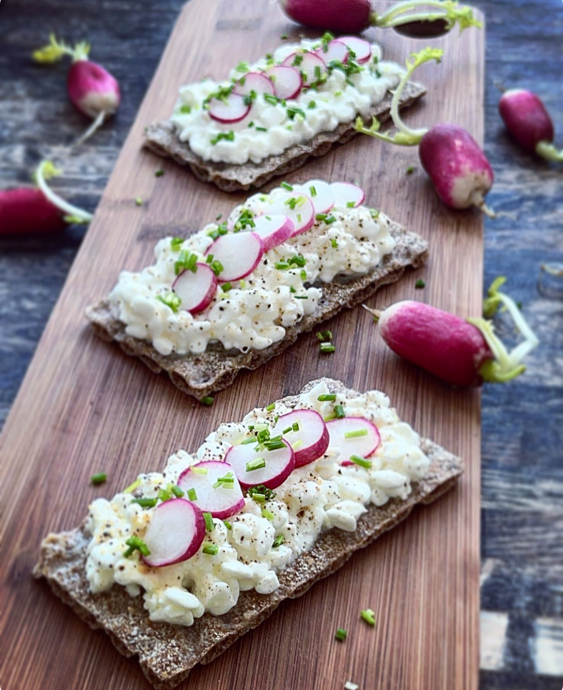 Knækbrød m. hvidløgs hytteost og radiser