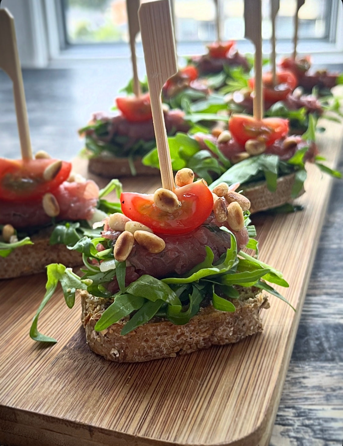 Capaccio ruller m. grøn pesto og ristede pinjekerner