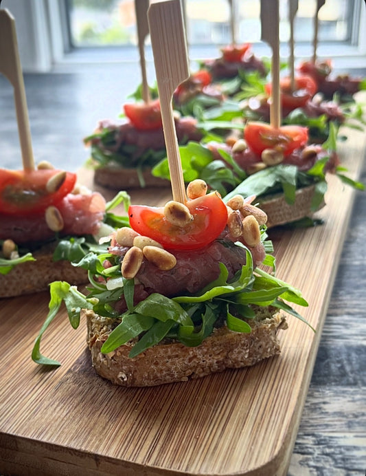 Capaccio ruller m. grøn pesto og ristede pinjekerner